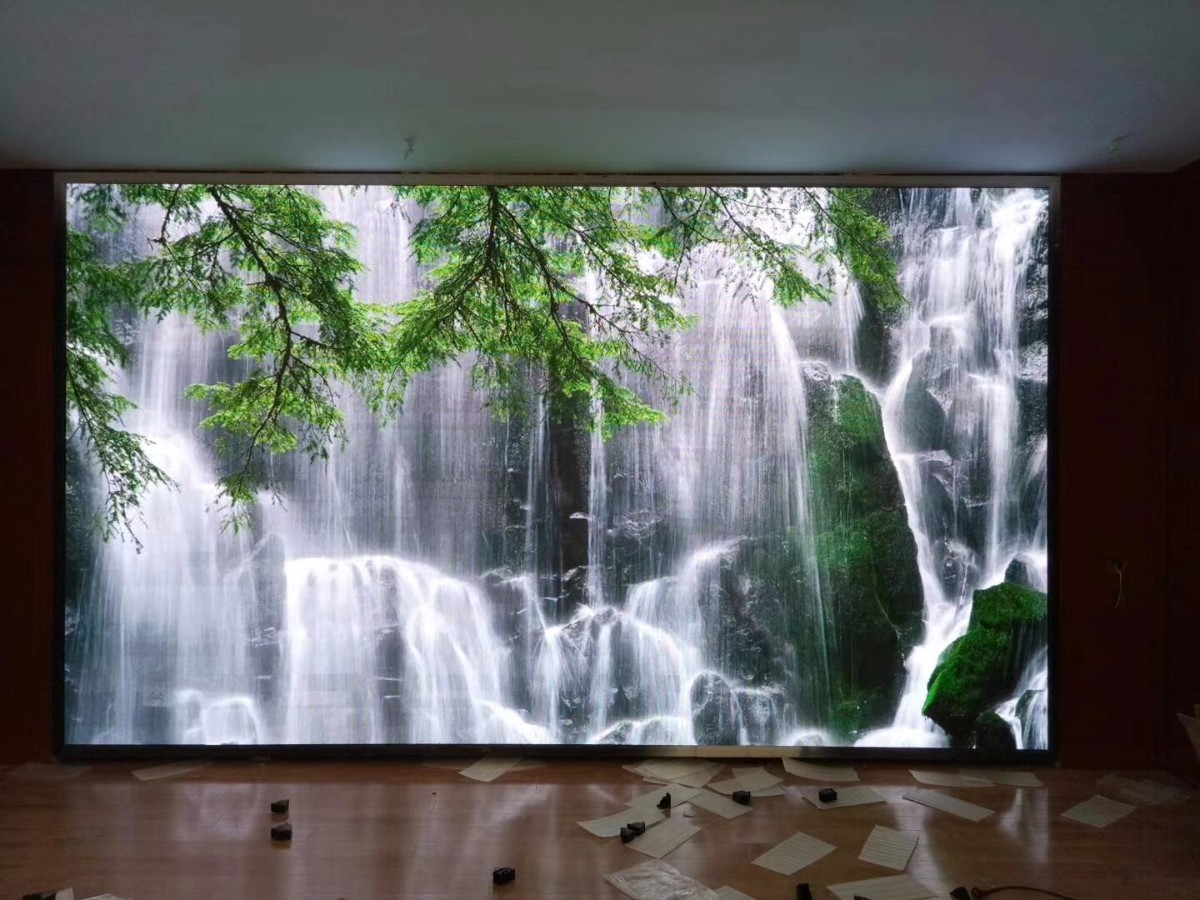 濰坊地理測(cè)繪局室內(nèi)P2.5全彩屏加班加點(diǎn)完工，等著看十九大呢