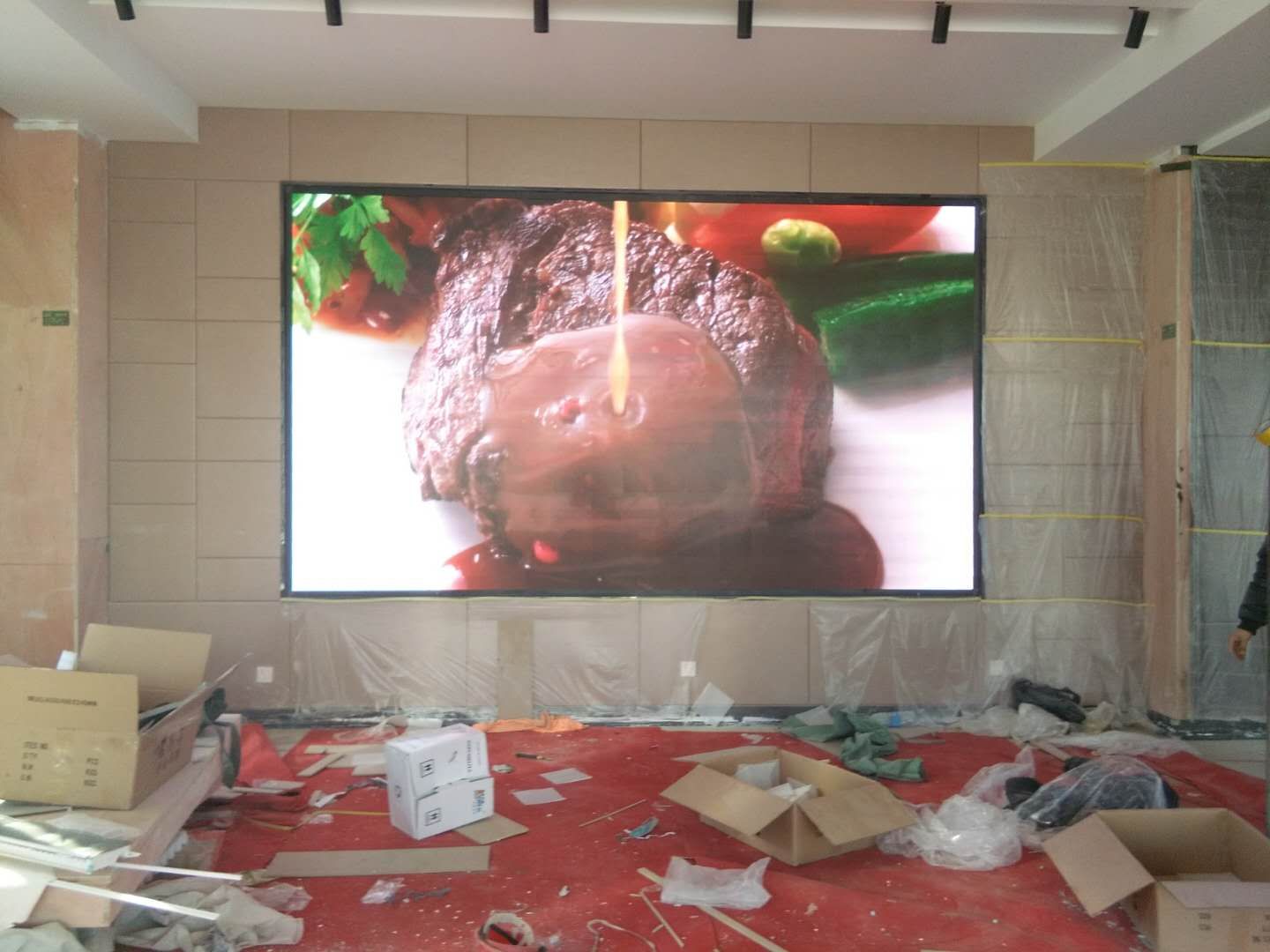 加班加點又一塊完工，室內(nèi)P3全彩屏