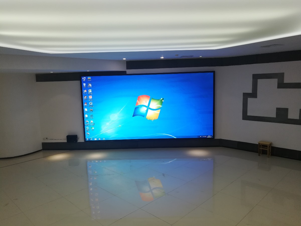 某學校室內P2.5全彩屏完工